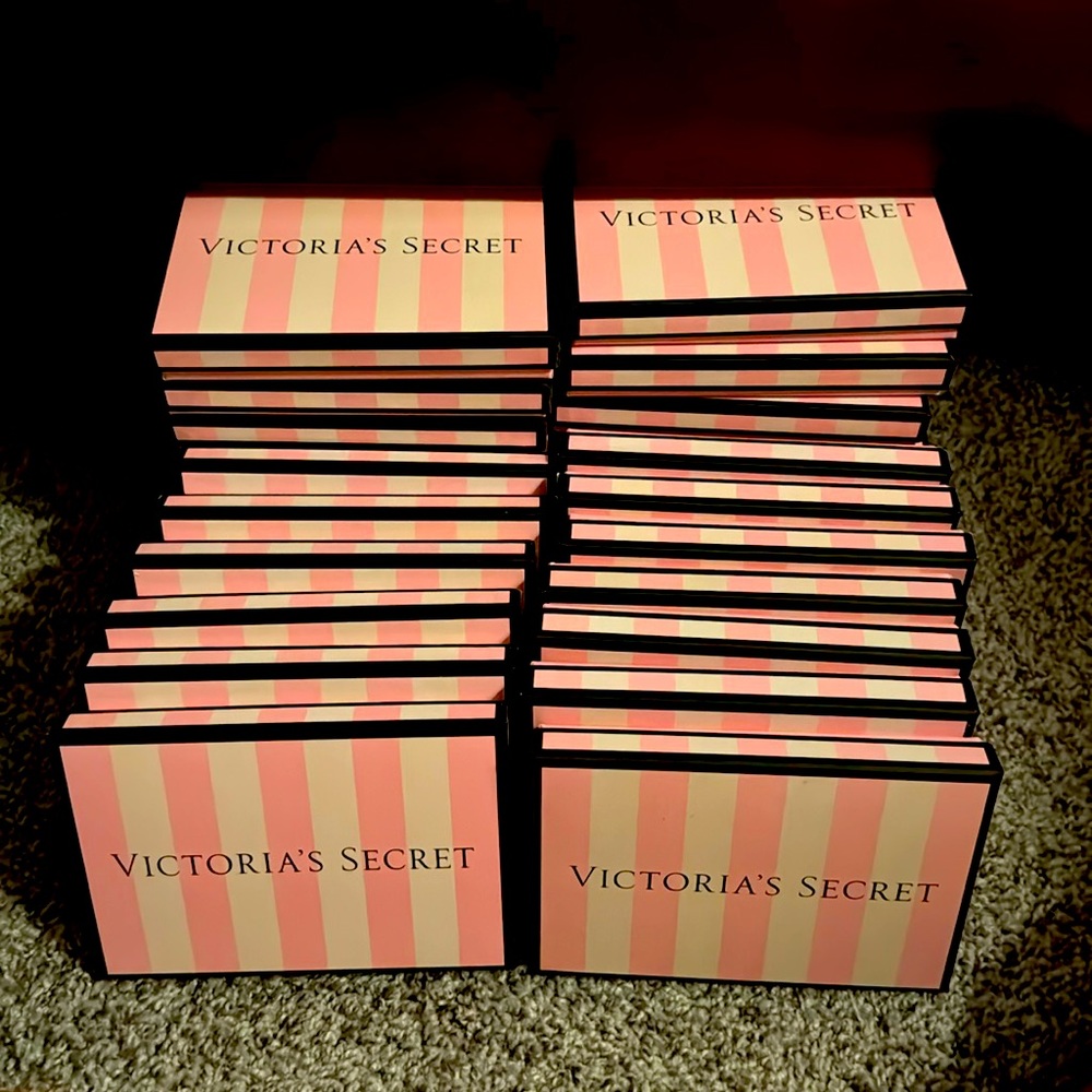 BUNDLE OF 27 VICTORIA’S SECRET GIFT CARD BOXES
